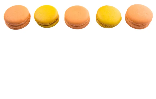 Gula Och Orange Färgade Franska Macarons Vit Bakgrund — Stockfoto