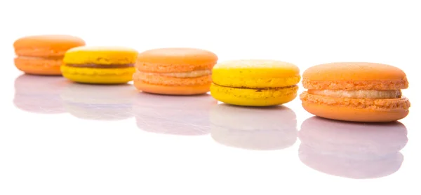 Gula och orange färgade franska macarons — Stockfoto