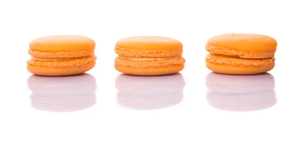 Orange Färgade Franska Macarons Över Vit Bakgrund — Stockfoto