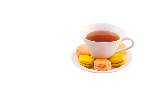 Eine Tasse Tee und französische Macarons — Stockfoto