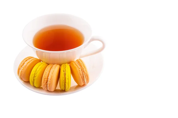 Чашка чая и французские макароны — стоковое фото