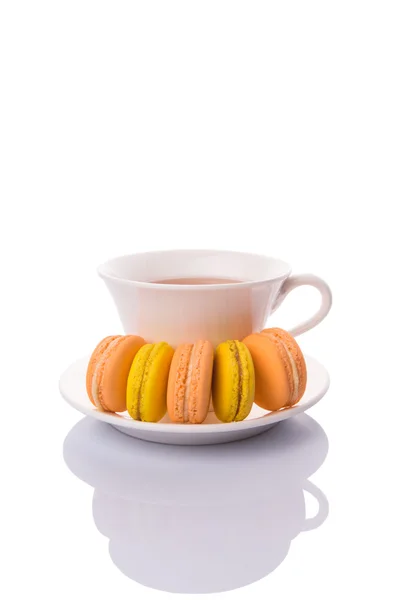 En kopp te och franska macarons — Stockfoto