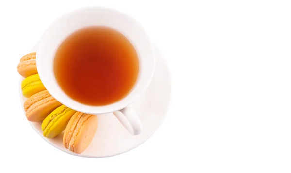 Чашка Чая Желтый Оранжевый Макароны Белом Фоне — стоковое фото