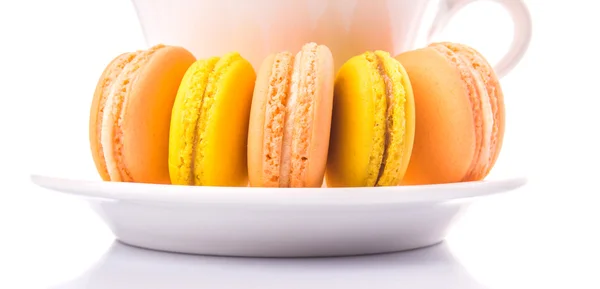 En kopp te och franska macarons — Stockfoto