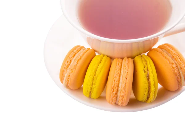 一杯茶和黄色及橙色在白色背景的彩色的食品 — 图库照片