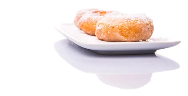 Hausgemachter Donut Mit Zuckerbelag Auf Weißem Teller Vor Weißem Hintergrund — Stockfoto