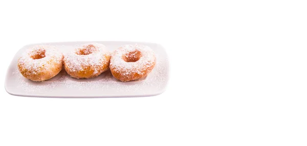 Hausgemachter Donut Mit Zuckerbelag Auf Weißem Teller Vor Weißem Hintergrund — Stockfoto