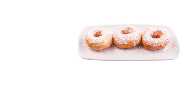 Hausgemachter Donut Mit Zuckerbelag Auf Weißem Teller Vor Weißem Hintergrund — Stockfoto