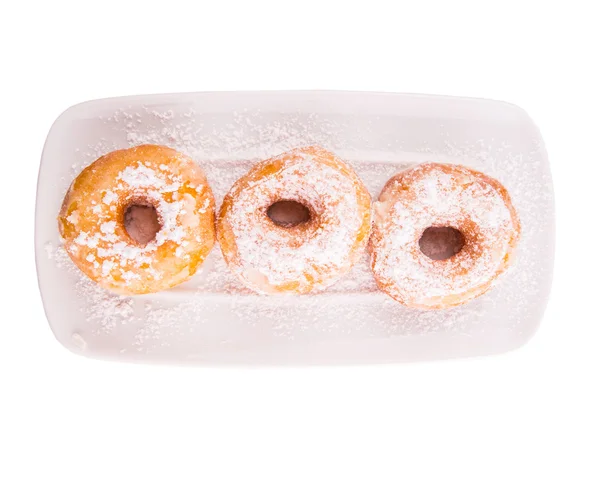 Hausgemachter Donut Mit Zuckerbelag Auf Weißem Teller Vor Weißem Hintergrund — Stockfoto