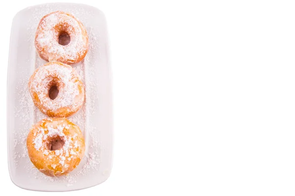 Hausgemachter Donut Mit Zuckerbelag Auf Weißem Teller Vor Weißem Hintergrund — Stockfoto