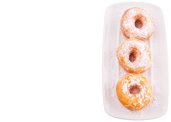 Hausgemachter Donut Mit Zuckerbelag Auf Weißem Teller Vor Weißem Hintergrund — Stockfoto