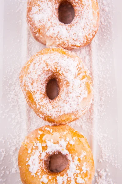 Hausgemachter Donut Mit Zuckerbelag Auf Weißem Teller Vor Weißem Hintergrund — Stockfoto