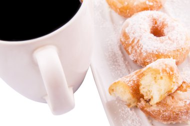 bir fincan kahve ve şeker toppings ile ev yapımı halka