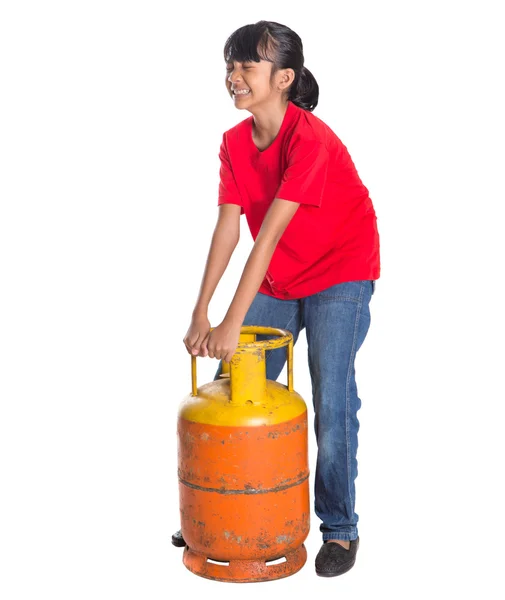 Menina jovem Movendo Cozinhar Cilindro de Gás — Fotografia de Stock