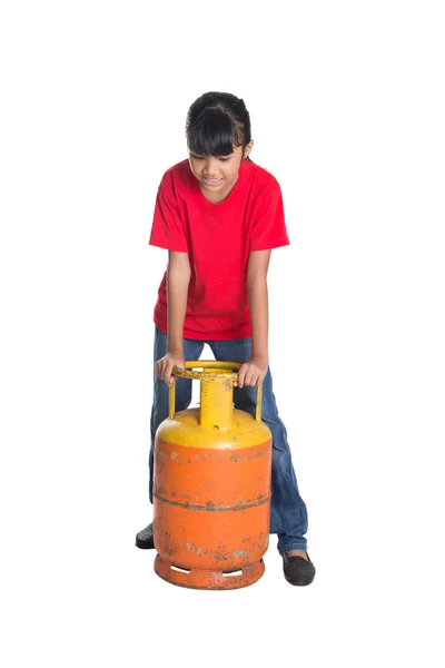 Chica joven moviéndose cocina cilindro de gas — Foto de Stock