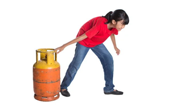 Chica joven moviéndose cocina cilindro de gas —  Fotos de Stock