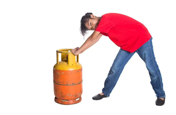 Ung flicka flyttar matlagning gascylinder — Stockfoto