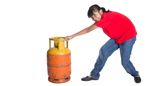 Молода дівчина рухається приготування газу циліндр — стокове фото