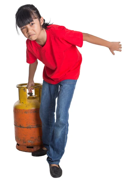 Ung flicka flyttar matlagning gascylinder — Stockfoto