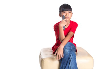 Genç Asyalı kız televizyon uzaktan kumanda ile