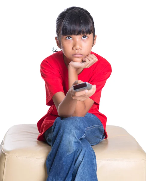 Giovane asiatico ragazza con televisione telecomando — Foto Stock