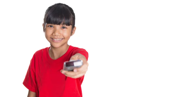 Ung asiatisk tjej med TV-fjärrkontroll — Stockfoto