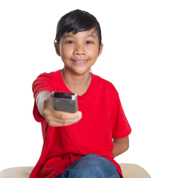 Giovane asiatico ragazza con televisione telecomando — Foto Stock