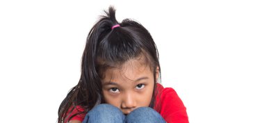 Genç Asyalı kız üzgün ve depresyonda