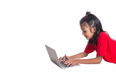 Genç Asyalı kız ile bir laptop