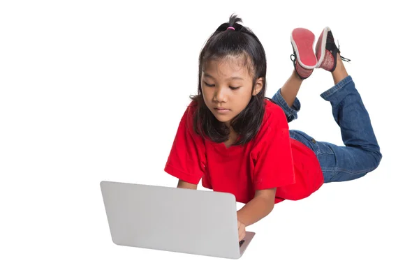 Jonge Aziatische meisje met een laptop — Stockfoto