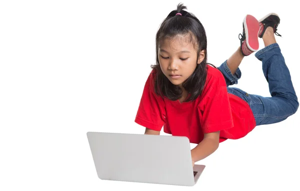ノート パソコンでアジア人の少女 — ストック写真