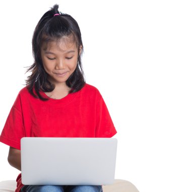 Genç Asyalı kız ile bir laptop