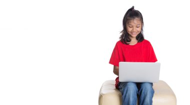 Genç Asyalı kız ile bir laptop