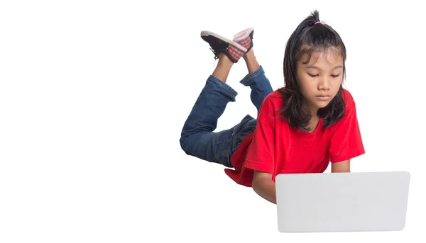 Jeune fille asiatique avec un ordinateur portable — Photo