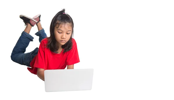 Молодая азиатка с ноутбуком — стоковое фото