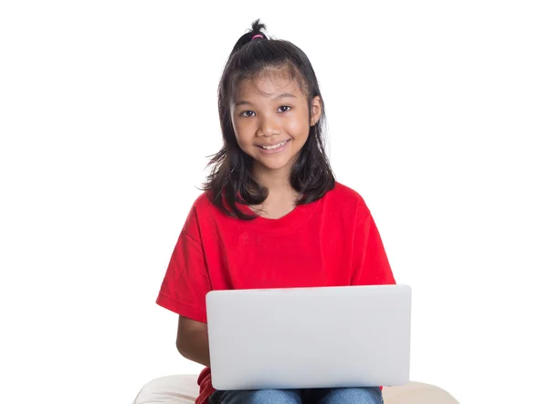 Jonge Aziatische meisje met een laptop — Stockfoto