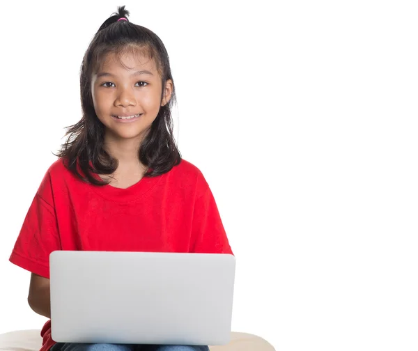 Menina asiática jovem com um laptop — Fotografia de Stock