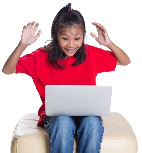 Menina asiática jovem com laptop levantando as mãos — Fotografia de Stock