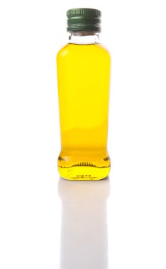 bir şişe zeytinyağı beyaz zemin üzerine