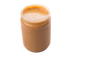 beyaz zemin üzerinde bir kavanoz fıstık ezmesi