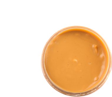 beyaz zemin üzerinde bir kavanoz fıstık ezmesi