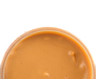 beyaz zemin üzerinde bir kavanoz fıstık ezmesi