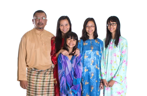 Ásia malaio pais com adolescentes filhas — Fotografia de Stock