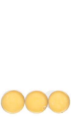 yoğunlaştırılmış süt beyaz zemin üzerine teneke kutu içinde