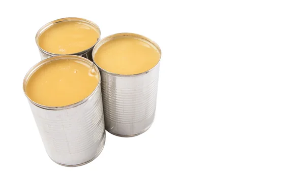 白い背景の上の缶の練乳 — ストック写真