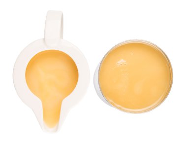 Yoğunlaştırılmış süt teneke kutu ve süt sürahi