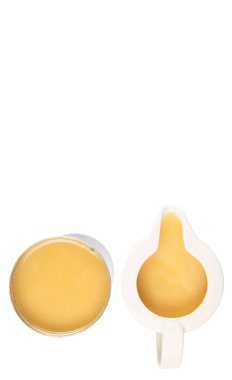 Teneke kutu ve süt sürahi beyaz arka plan üzerine yoğunlaştırılmış süt