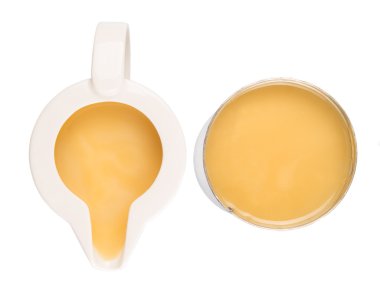 Teneke kutu ve süt sürahi beyaz arka plan üzerine yoğunlaştırılmış süt