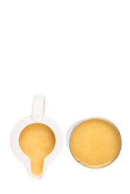 Teneke kutu ve süt sürahi beyaz arka plan üzerine yoğunlaştırılmış süt