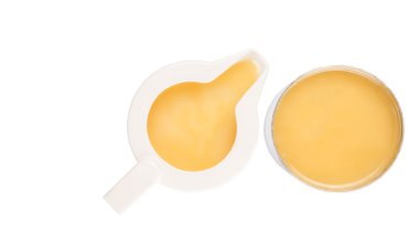 Teneke kutu ve süt sürahi beyaz arka plan üzerine yoğunlaştırılmış süt